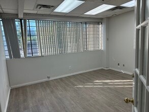 4427-4447 Sheppard Ave, Toronto, ON à louer Photo de l’immeuble– Image 2 sur 3
