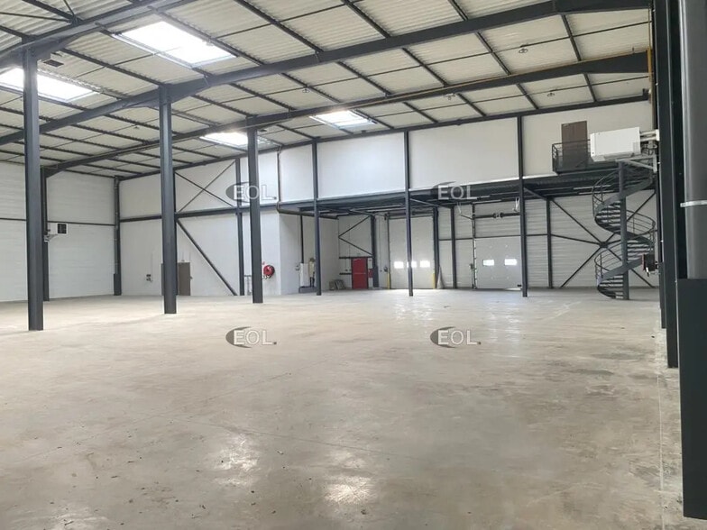 Industriel/Logistique dans Heyrieux à louer - Photo de l’immeuble – Image 3 sur 14