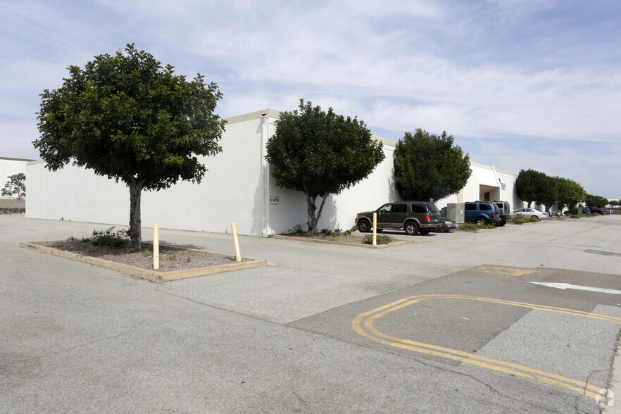 12345-12405 Telegraph Rd, Santa Fe Springs, CA à louer - Photo principale – Image 1 sur 4