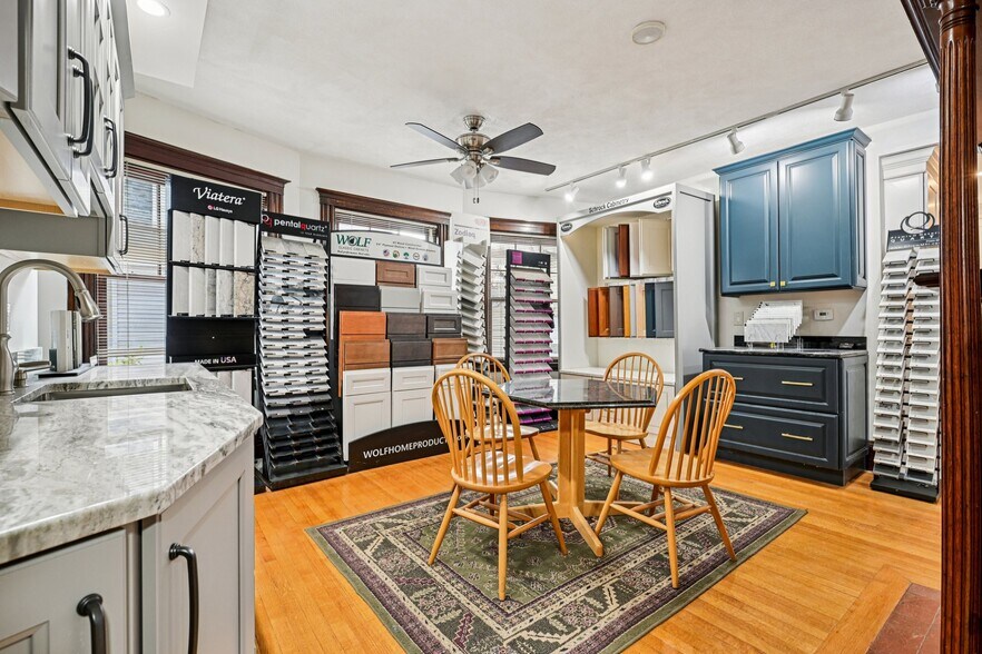 327 Central St, Saugus, MA à vendre - Photo intérieure – Image 2 sur 27