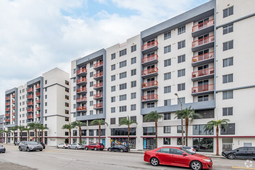 3930 NW 7th St, Miami, FL à louer - Photo de l’immeuble – Image 3 sur 5