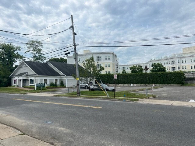 311 Barnum Ave, Port Jefferson, NY à vendre - Photo de l’immeuble – Image 3 sur 22
