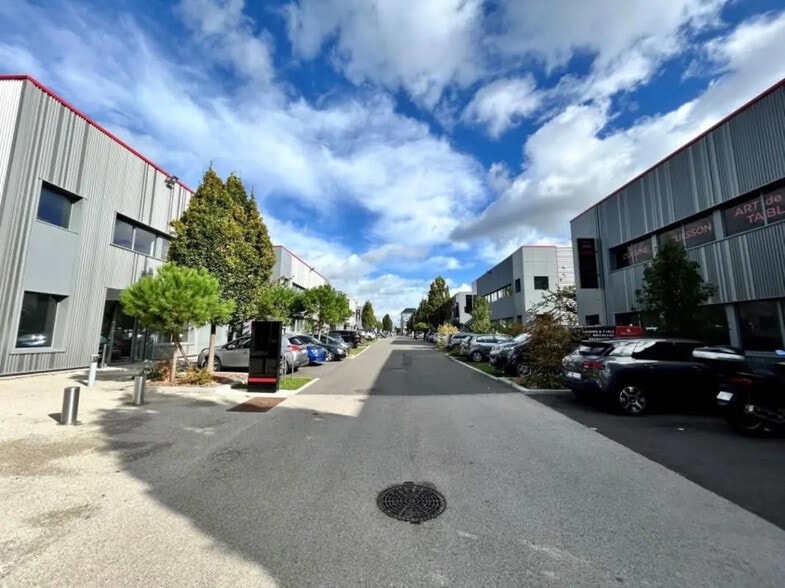 Local d’activités dans Le Blanc-Mesnil à louer - Photo de l’immeuble – Image 1 sur 17