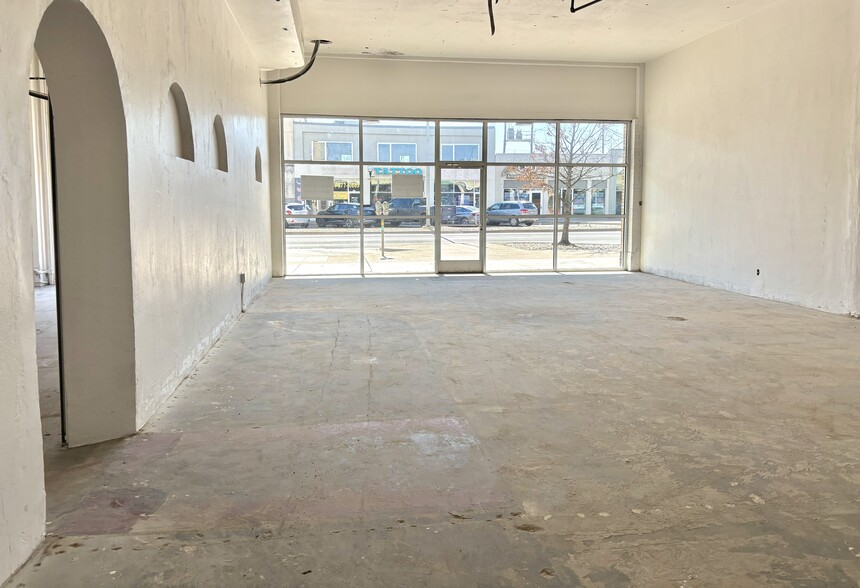 309-383 W Jefferson Blvd, Dallas, TX à louer - Photo de l’immeuble – Image 2 sur 9