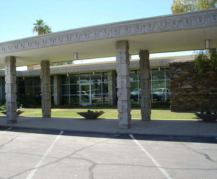201 W Indian School Rd, Phoenix, AZ à louer - Photo de l’immeuble – Image 3 sur 15