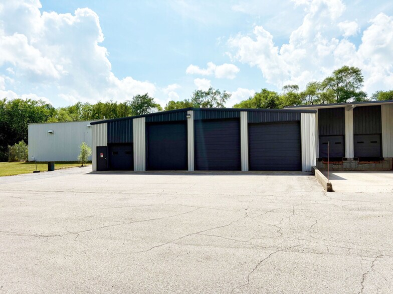 2101 Industrial Pky, Elkhart, IN à louer - Photo de l’immeuble – Image 3 sur 14