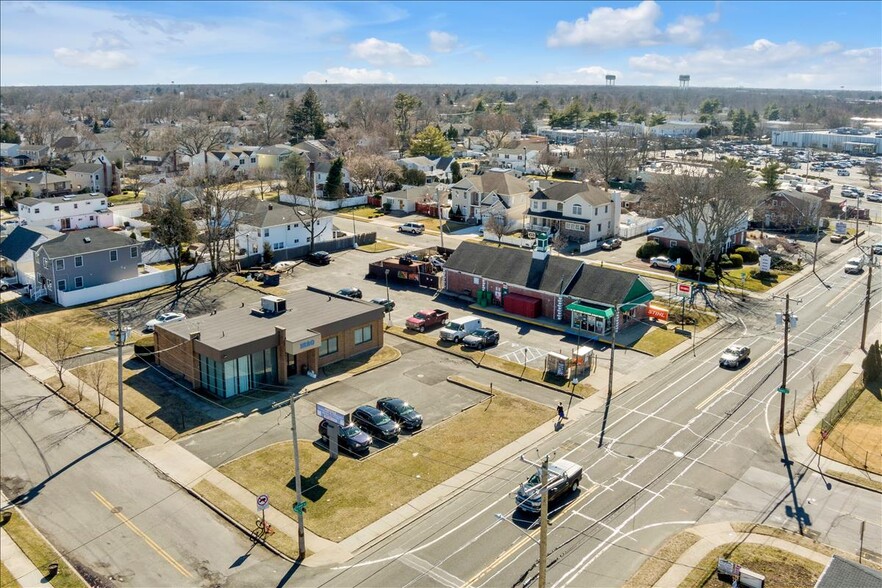 1620 Front St, East Meadow, NY à vendre - Photo de l’immeuble – Image 2 sur 23