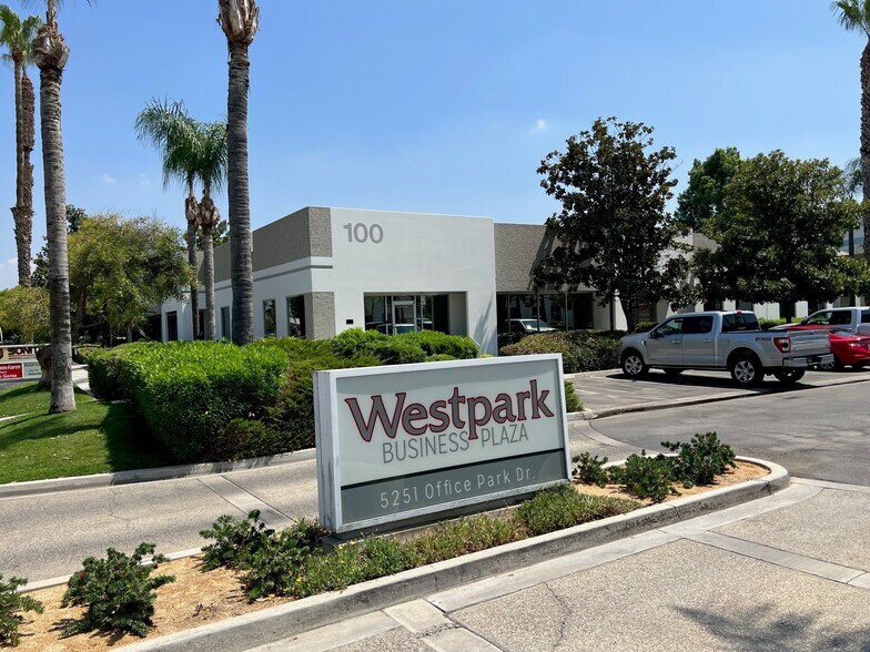 5251 Office Park Dr, Bakersfield, CA à louer - Photo de l’immeuble – Image 2 sur 5