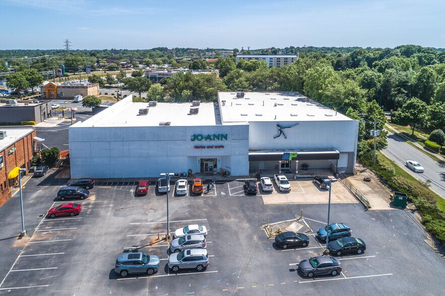 1612 S Stratford Rd, Winston-Salem, NC à louer - Photo principale – Image 1 sur 9