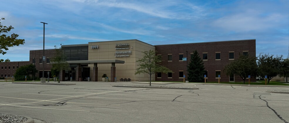 1601 Saint Francis Ave, Shakopee, MN à louer - Photo de l’immeuble – Image 2 sur 3
