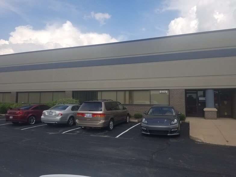 51111-51183 Pontiac Trl, Wixom, MI à louer - Photo de l’immeuble – Image 3 sur 4