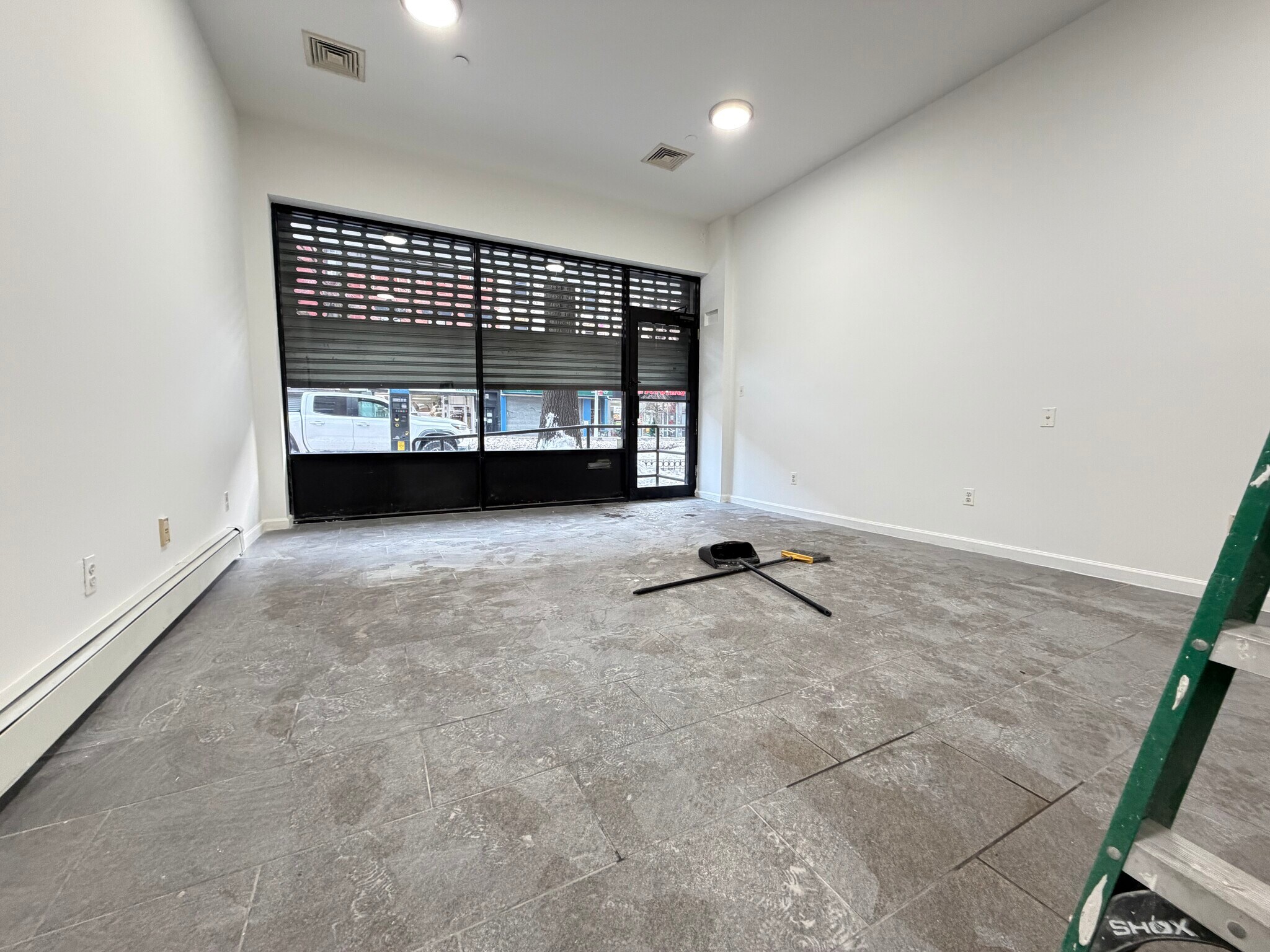 611 Grand St, Brooklyn, NY à louer Photo principale– Image 1 sur 10