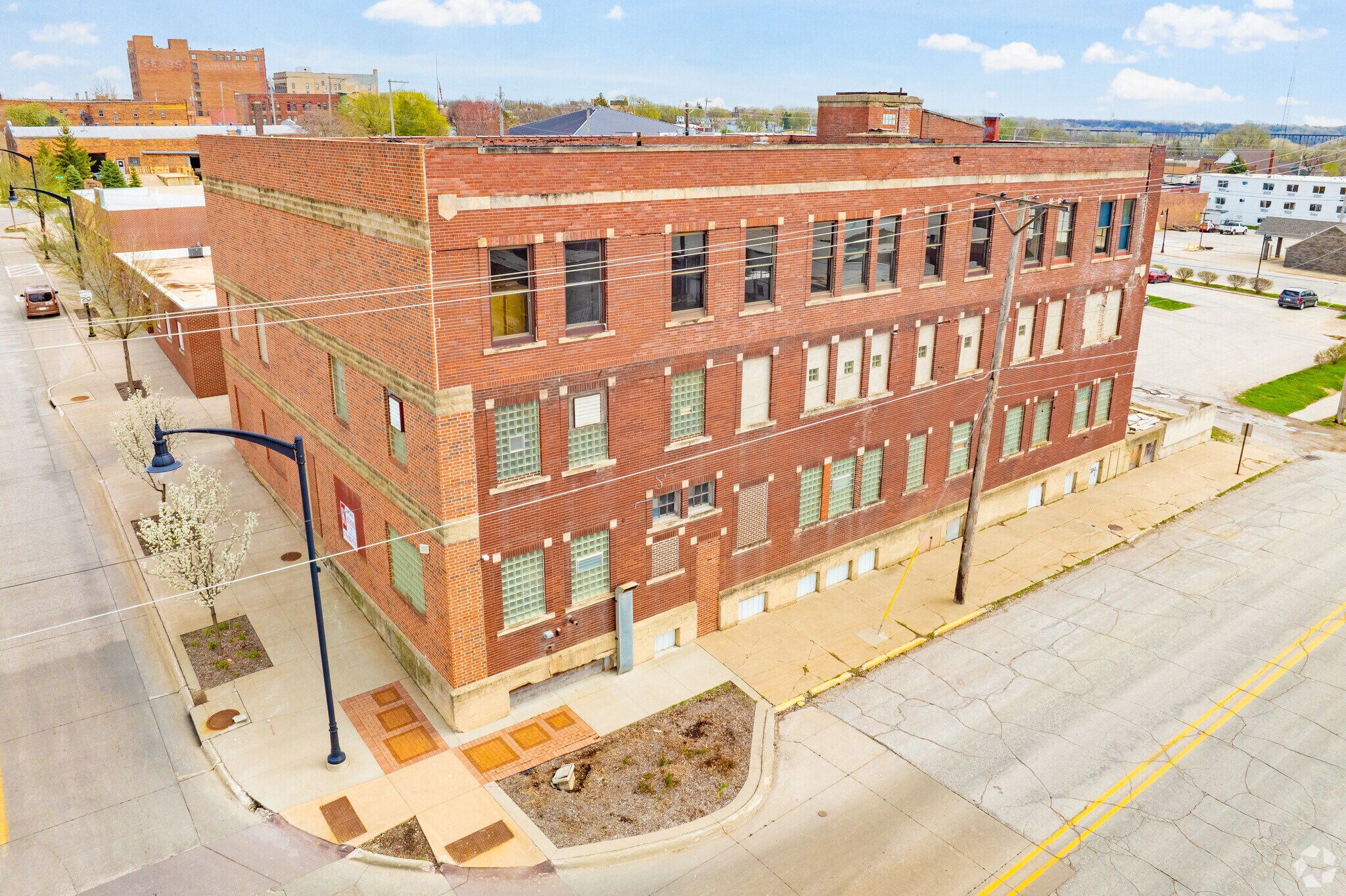 301 1st Ave N, Fort Dodge, IA à vendre Photo de l’immeuble– Image 1 sur 17