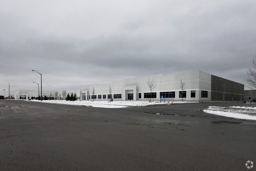 3755 Laird Rd, Mississauga, ON à louer - Photo de l’immeuble – Image 3 sur 6