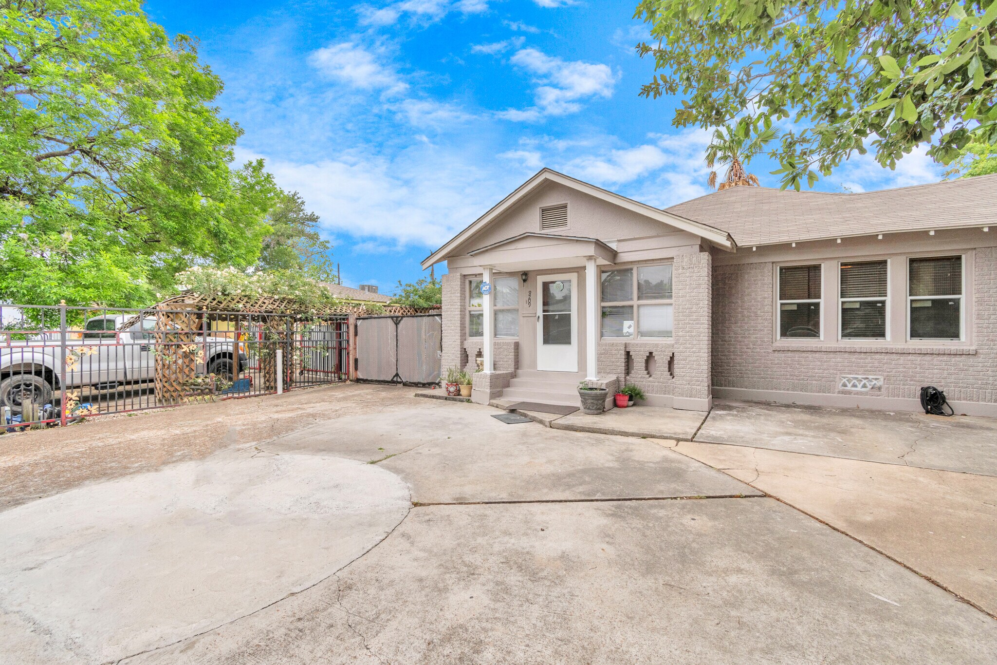 8209 Howard Dr, Houston, TX à vendre Photo de l’immeuble– Image 1 sur 11