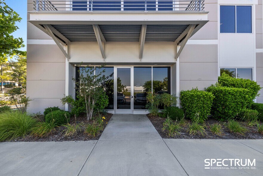 28368 Constellation Rd, Valencia, CA à vendre - Photo de l’immeuble – Image 2 sur 20