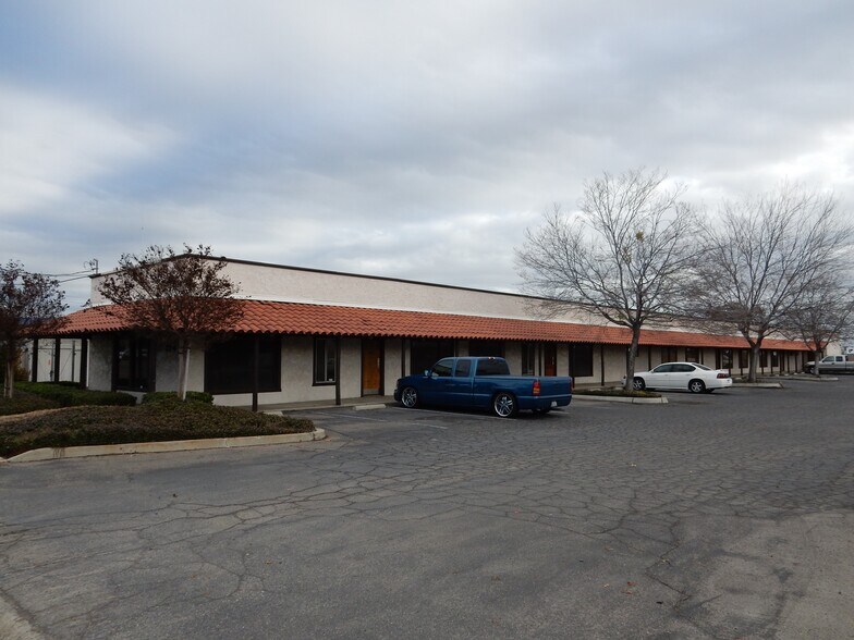 724 N Ben Maddox Way, Visalia, CA à louer - Photo de l’immeuble – Image 1 sur 9