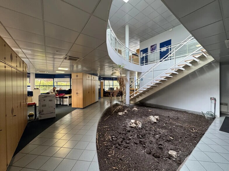 Local d’activités dans Vigny à louer - Photo de l’immeuble – Image 3 sur 18