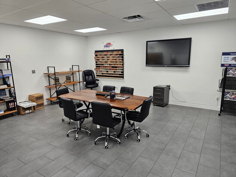 1313 S Killian Dr, Lake Park, FL à louer - Photo de l’immeuble – Image 3 sur 4