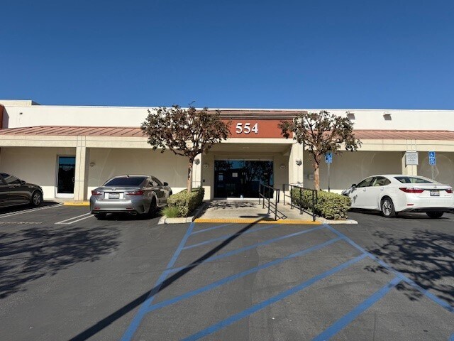 554 E San Bernardino Rd, Covina, CA à louer - Photo de l’immeuble – Image 2 sur 28