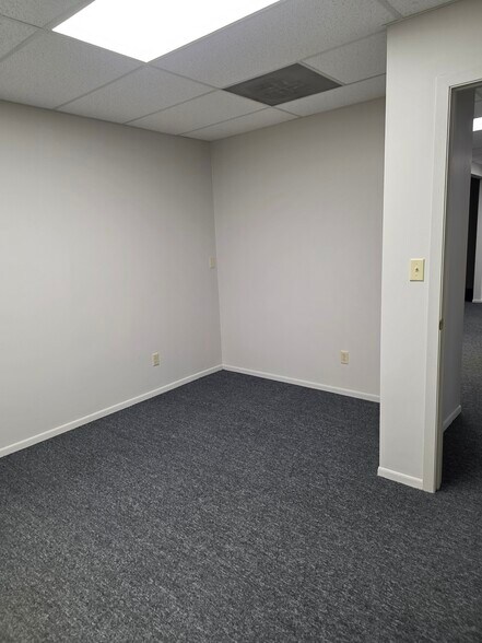 35585 Curtis Blvd, Eastlake, OH à louer - Photo de l’immeuble – Image 3 sur 10