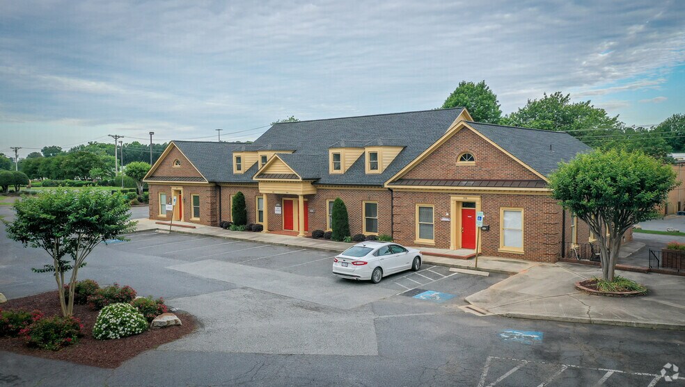 20721 Torrence Chapel Rd, Cornelius, NC à louer - Photo de l’immeuble – Image 2 sur 10