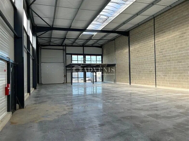 Local d’activités dans Joué-lès-Tours à louer - Photo de l’immeuble – Image 1 sur 6