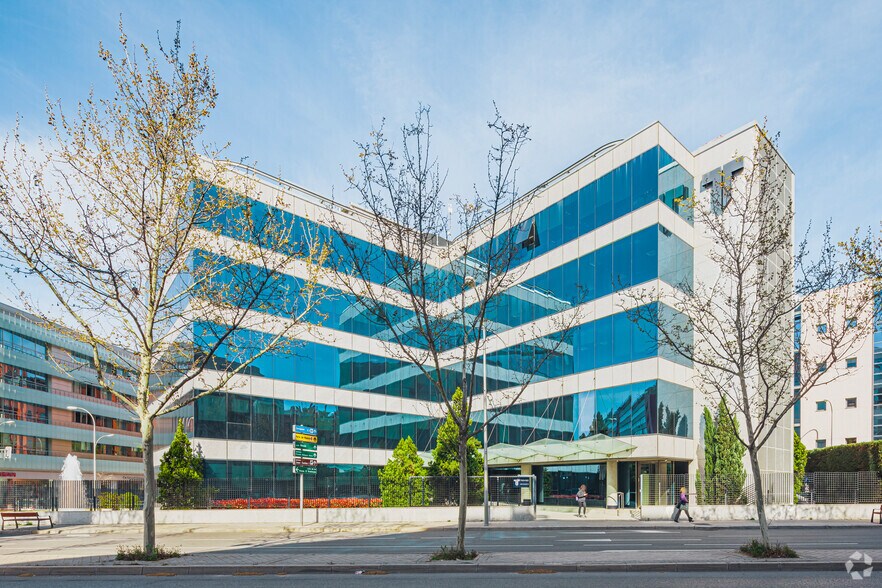 Calle de Julián Camarillo, 42, Madrid, Madrid à louer - Photo principale – Image 1 sur 4