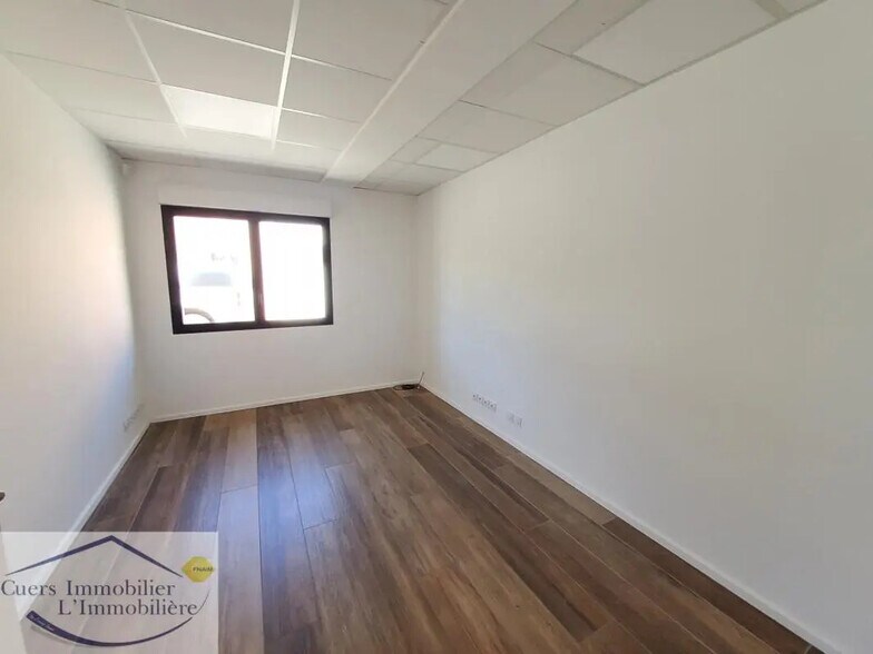 Local d’activités dans Cuers à louer - Photo intérieure – Image 2 sur 6