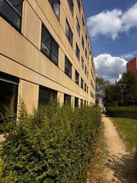 Bureau dans Lognes à louer - Photo de l’immeuble – Image 1 sur 8