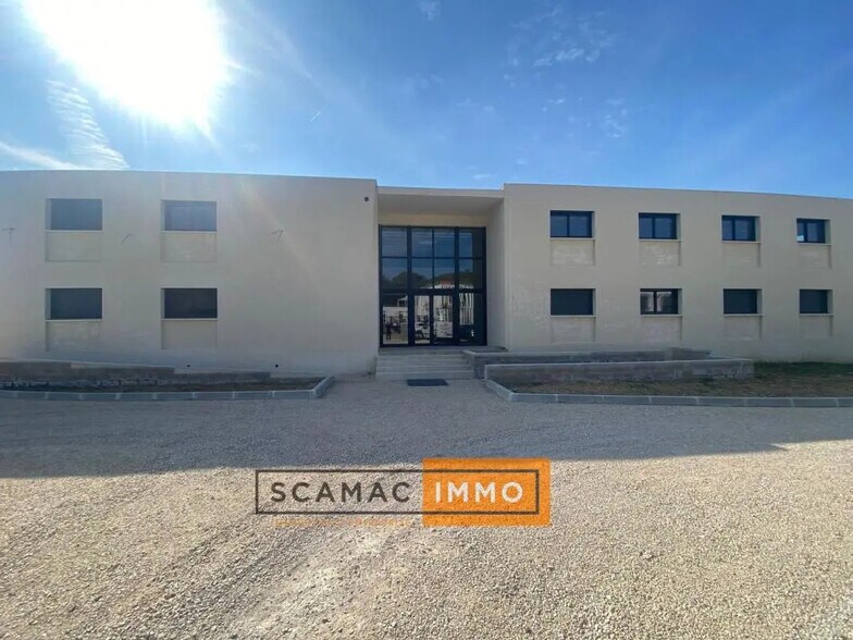 Local commercial dans Saint-Mitre-les-Remparts à vendre - Photo de l’immeuble – Image 2 sur 5