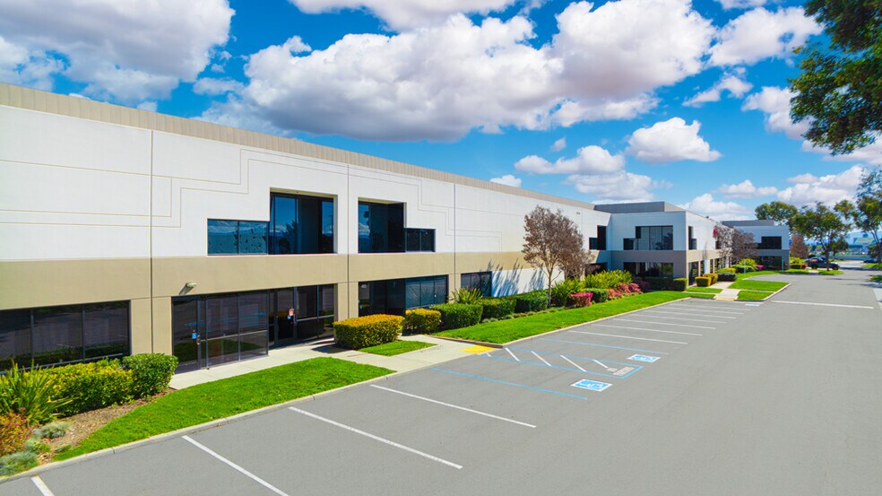 304-344 S Abbott Ave, Milpitas, CA à louer - Photo principale – Image 1 sur 9