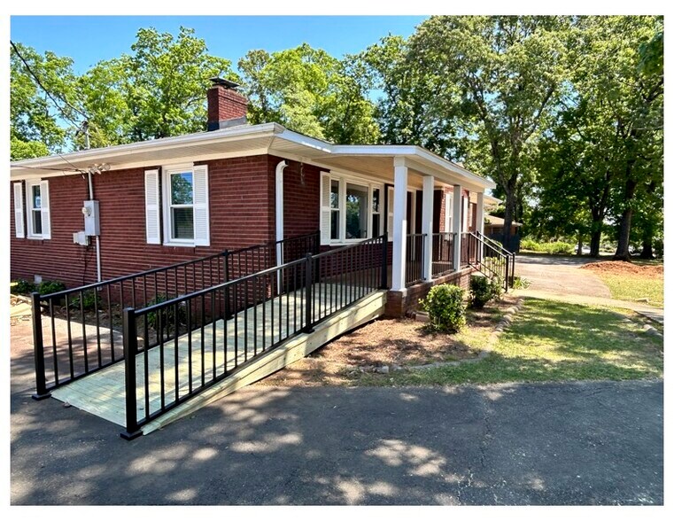 1934 N Pleasantburg Dr, Greenville, SC à louer - Photo de l’immeuble – Image 2 sur 25