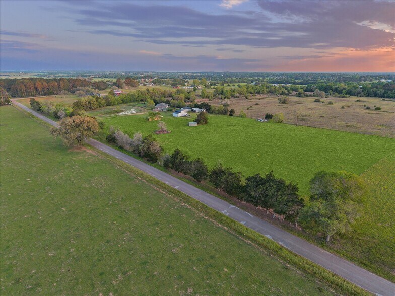 10347 Pless Rd, Cat Spring, TX à vendre - Photo principale – Image 1 sur 41