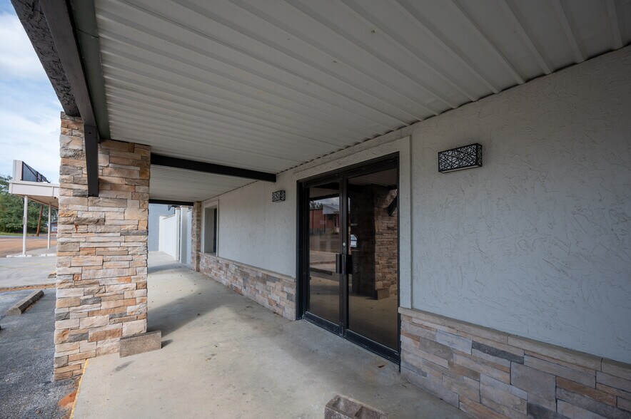 211 S Magnolia St, Woodville, TX à vendre - Photo de l’immeuble – Image 3 sur 15