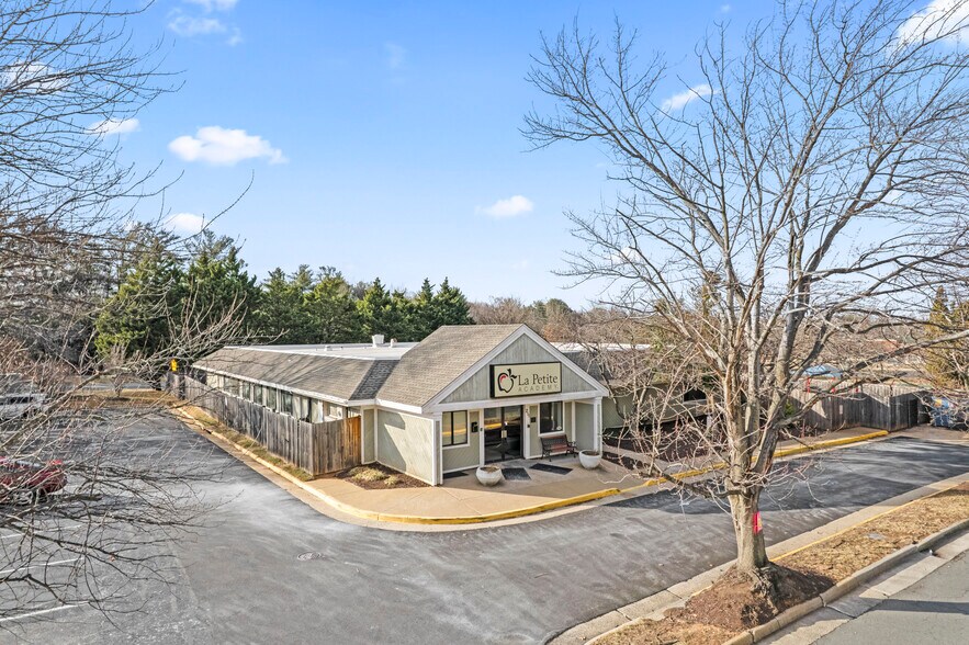 211 Edds Ln, Sterling, VA à vendre - Photo de l’immeuble – Image 2 sur 49