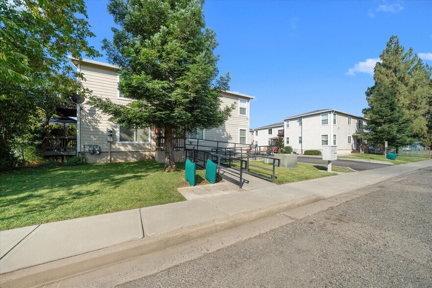 725-735 Lakeside Dr, Red Bluff, CA à vendre - Photo de l’immeuble – Image 2 sur 13