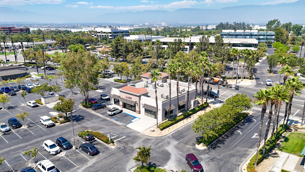 525 E Hospitality Ln, San Bernardino, CA à louer - Photo de l’immeuble – Image 1 sur 11
