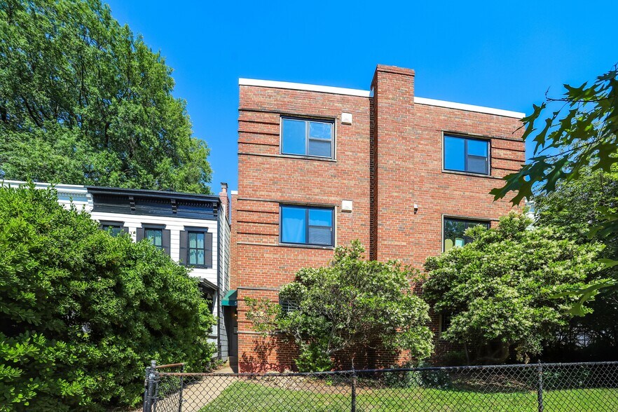 525 7th St NE, Washington, DC à vendre - Photo de l’immeuble – Image 2 sur 17