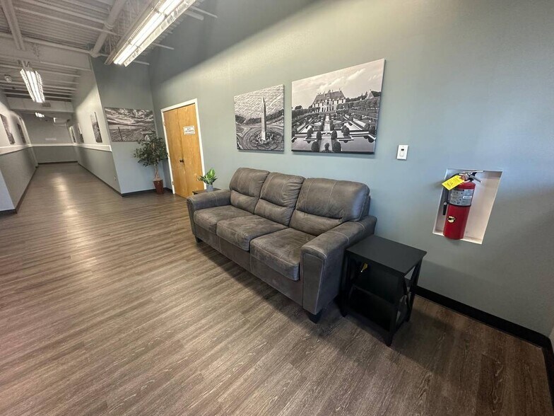 565 Broadhollow Rd, Farmingdale, NY à louer - Hall d’entrée – Image 3 sur 6