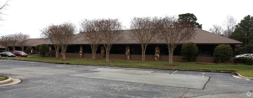 4194 Mendenhall Oaks Pky, High Point, NC à louer - Photo de l’immeuble – Image 2 sur 7