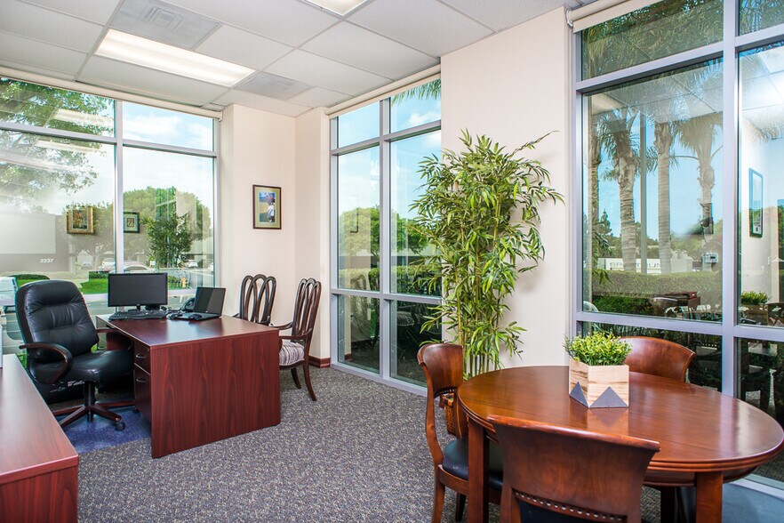 2244 Faraday Ave, Carlsbad, CA à louer - Photo de l’immeuble – Image 3 sur 16
