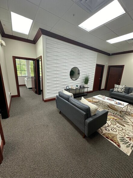 7065 Westpointe Blvd, Orlando, FL à vendre - Photo de l’immeuble – Image 3 sur 13