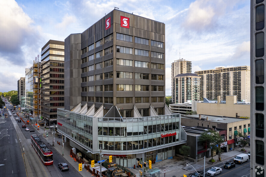 1 St Clair Ave E, Toronto, ON à louer - Photo de l’immeuble – Image 1 sur 3