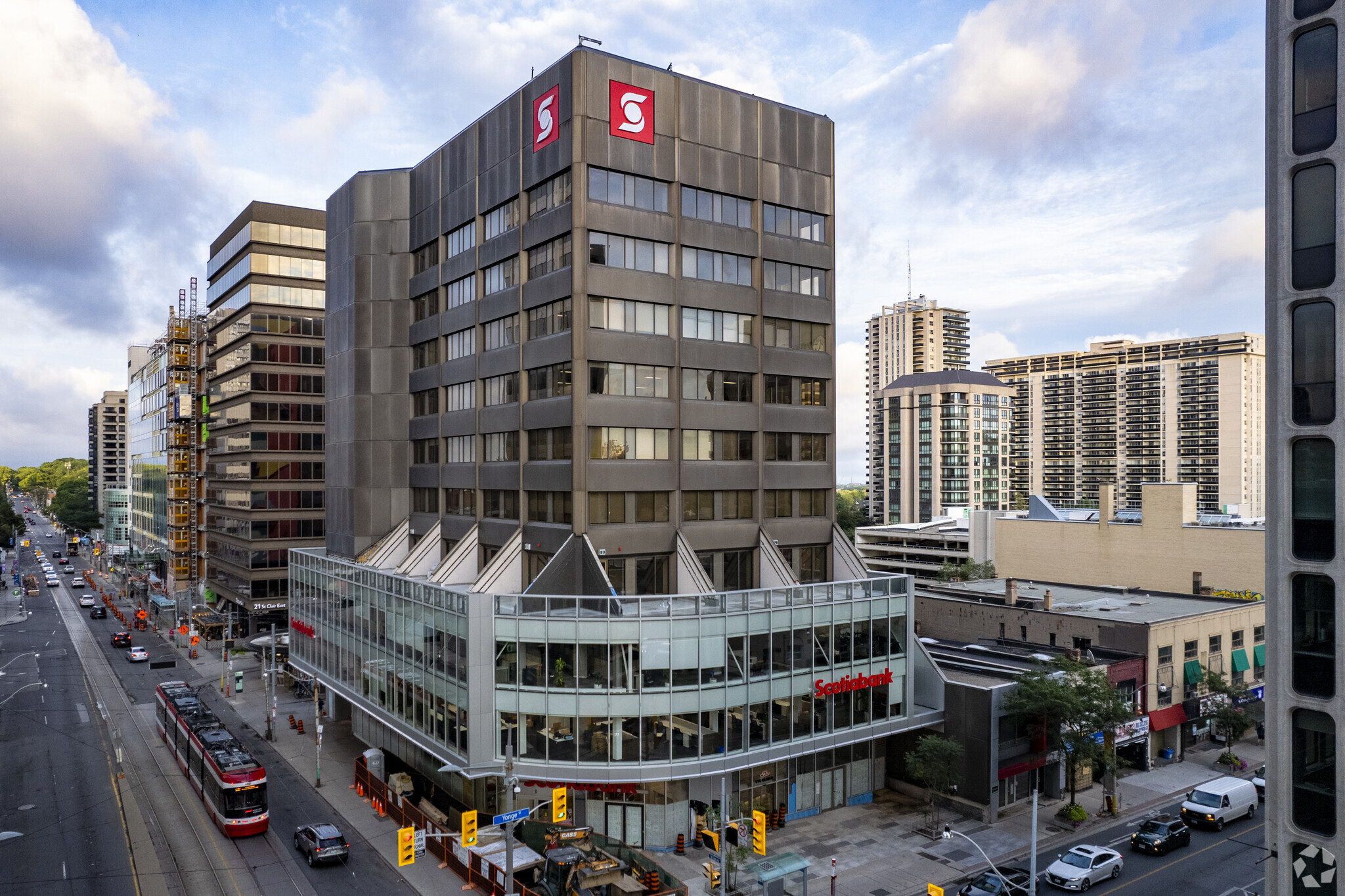 1 St Clair Ave E, Toronto, ON à louer Photo de l’immeuble– Image 1 sur 4