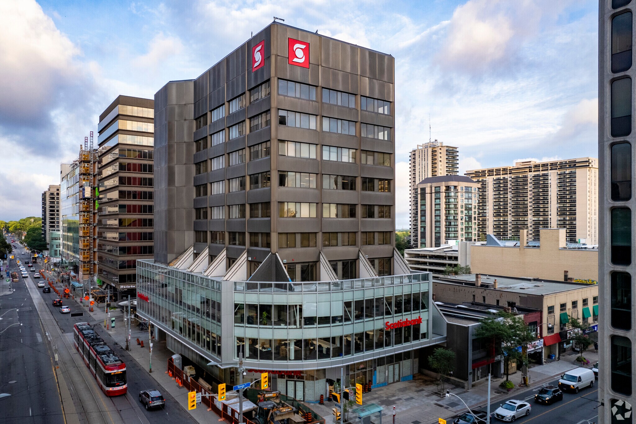 1 St Clair Ave E, Toronto, ON à louer Photo principale– Image 1 sur 4