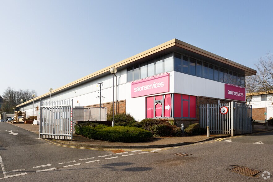 Bay Tree Ave, Leatherhead à louer - Photo principale – Image 1 sur 7