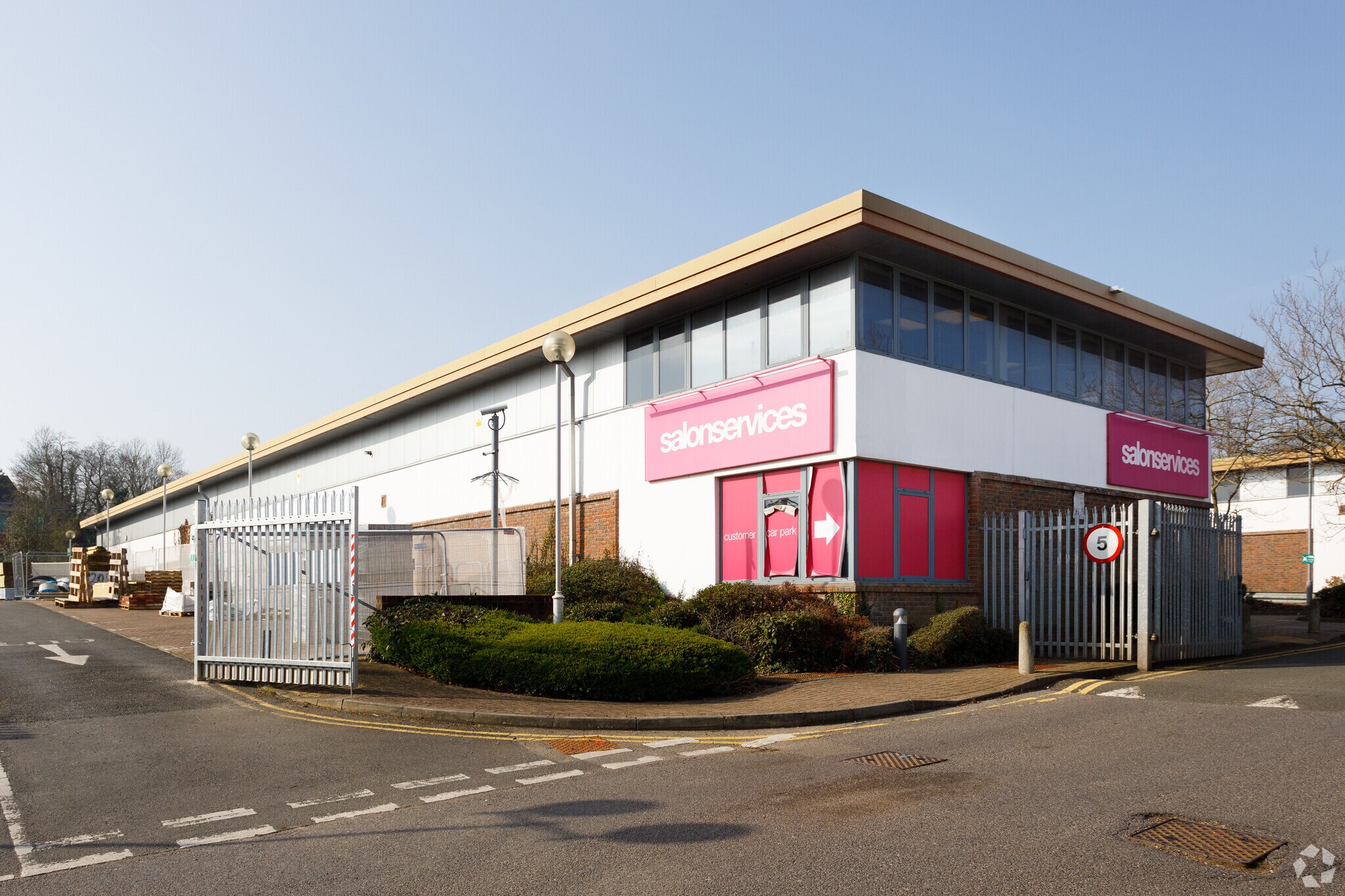 Bay Tree Ave, Leatherhead à louer Photo principale– Image 1 sur 8