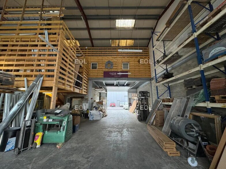 Local d’activités dans Brie-Comte-Robert à louer - Photo de l’immeuble – Image 2 sur 10