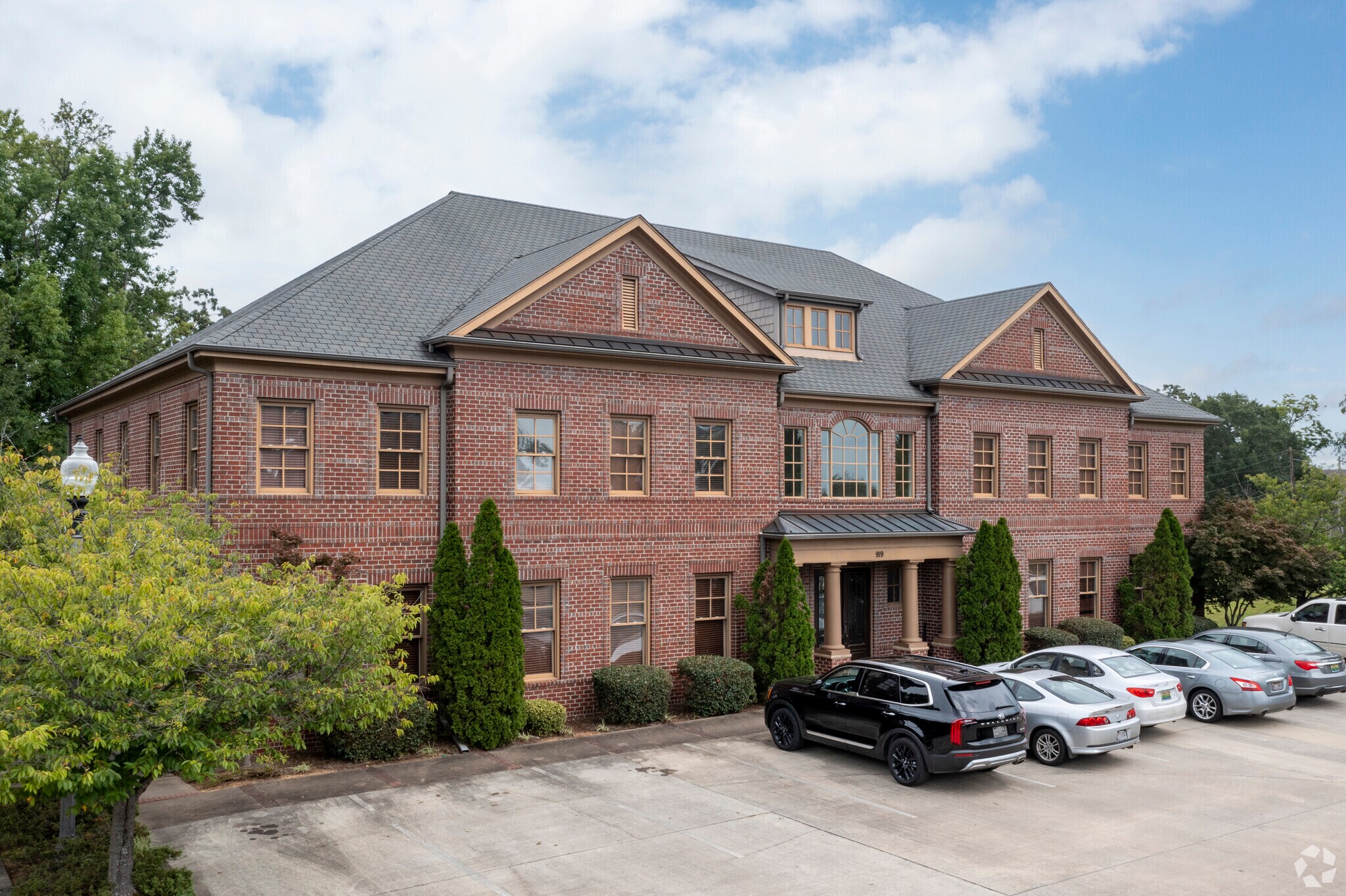 919 Sharit Ave, Gardendale, AL à louer Photo principale– Image 1 sur 8